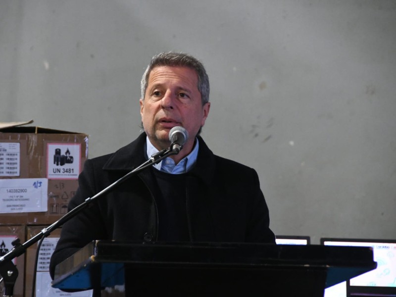 En San Francisco Llaryora entregó netbooks y anunció dos mil millones de pesos para financiar la educación técnica provincial