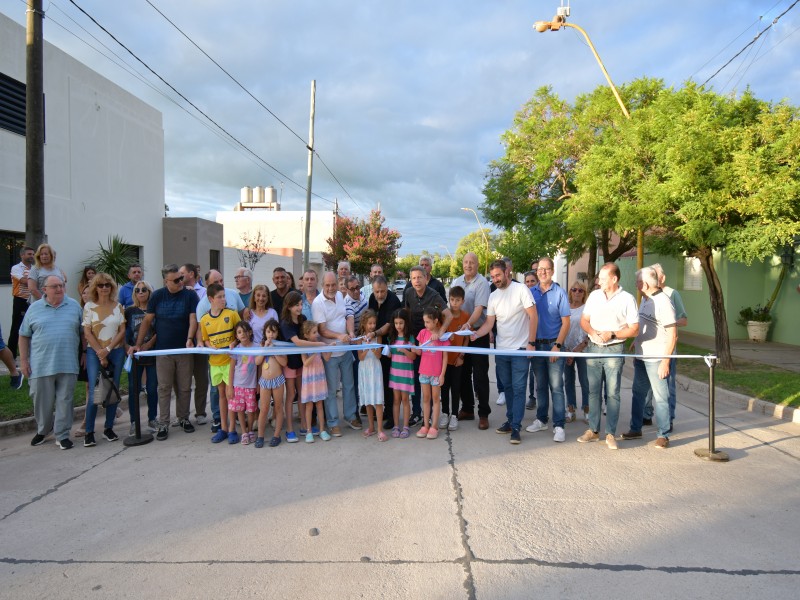 Bernarte inauguró el pavimento en Bº Cottolengo