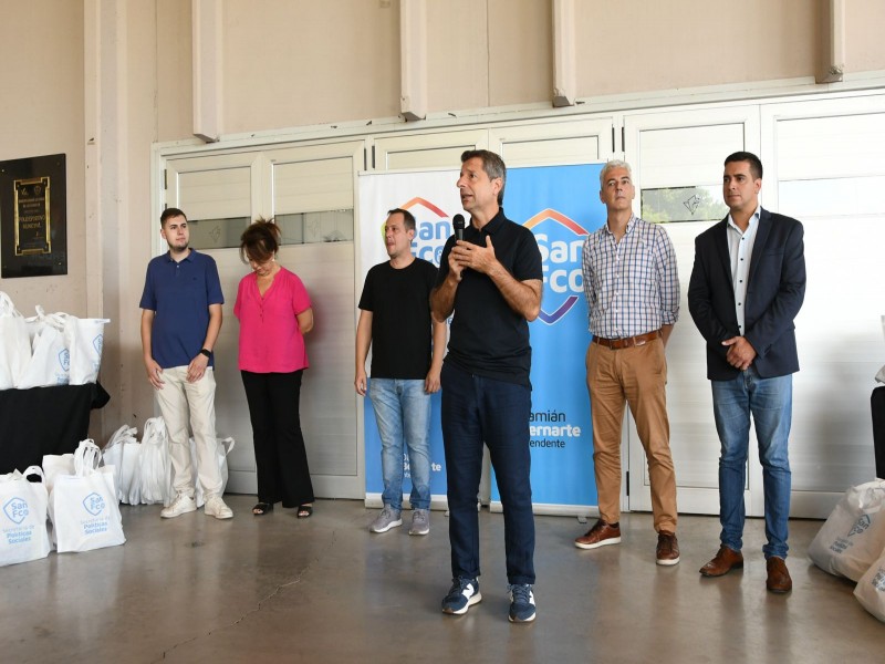 Bernarte entregó kits de útiles escolares y zapatillas para niños y niñas de la ciudad