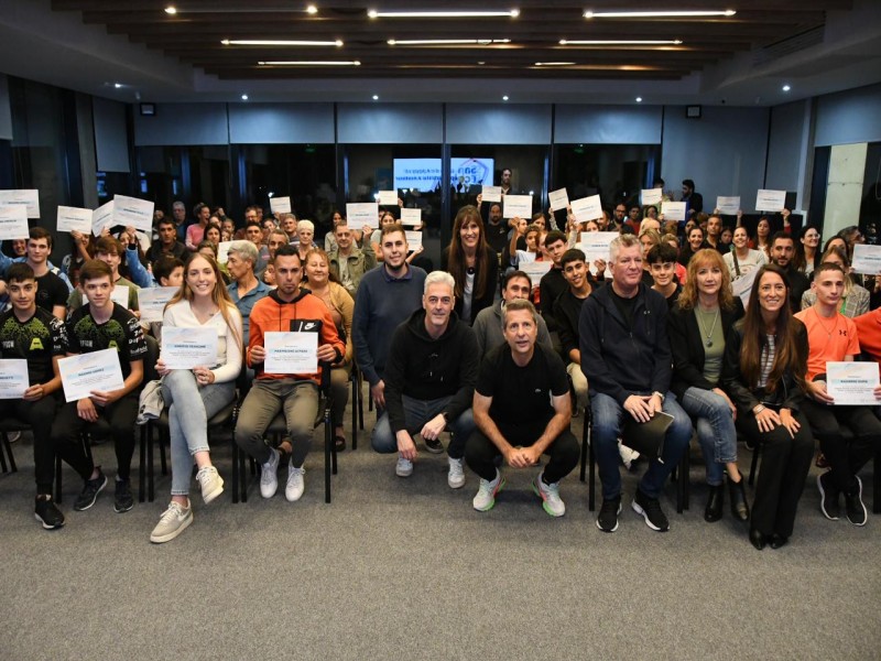 Se entregaron las Becas a los beneficiarios de apoyo a deportistas 2024