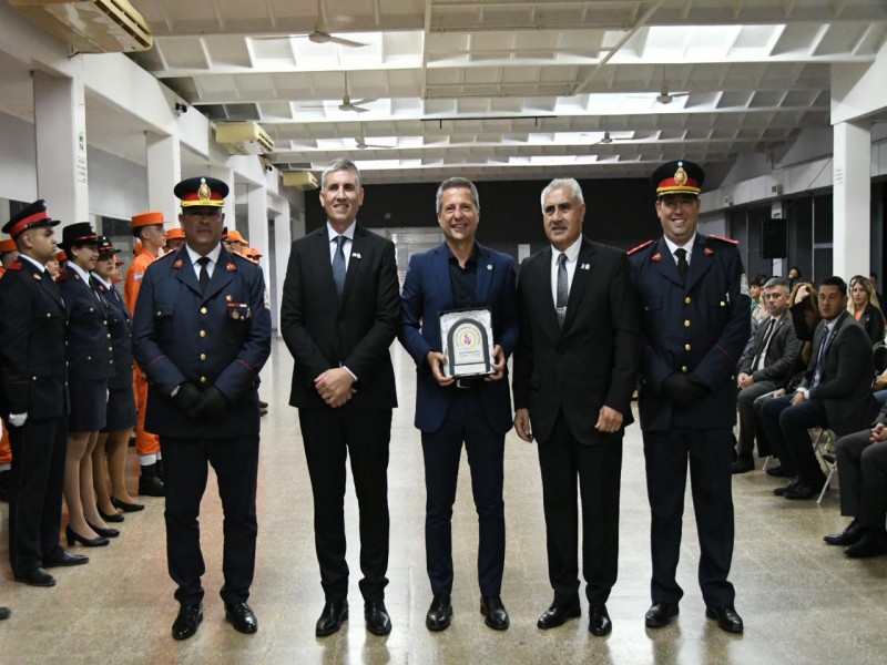 En el marco de su aniversario, Bernarte aportó fondos a Bomberos  