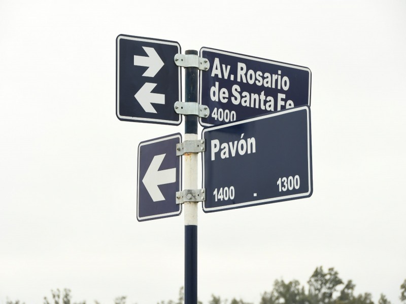 Restauración de carteles nomencladores en la ciudad