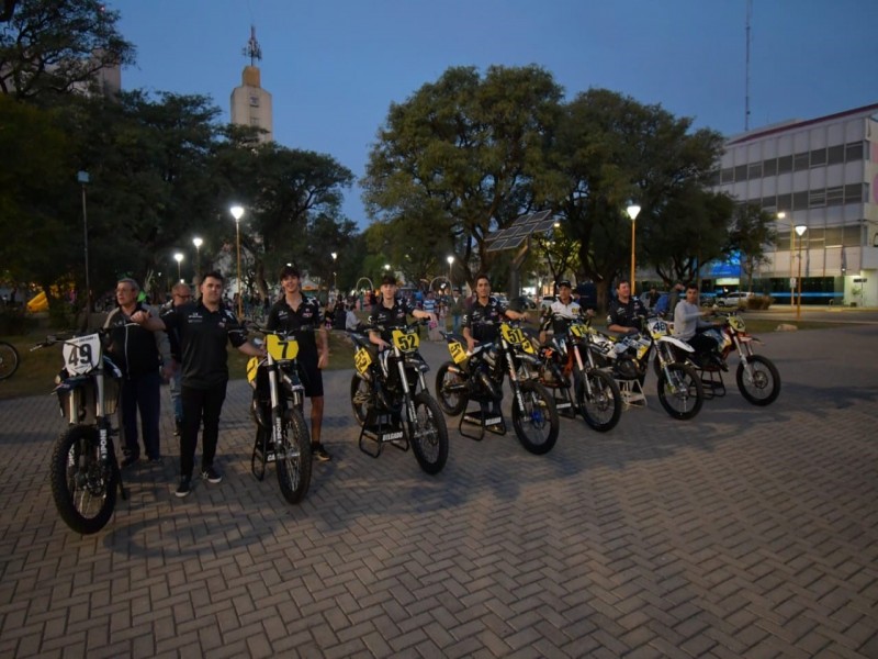 El CAM se presentó oficialmente en la Plaza Cívica