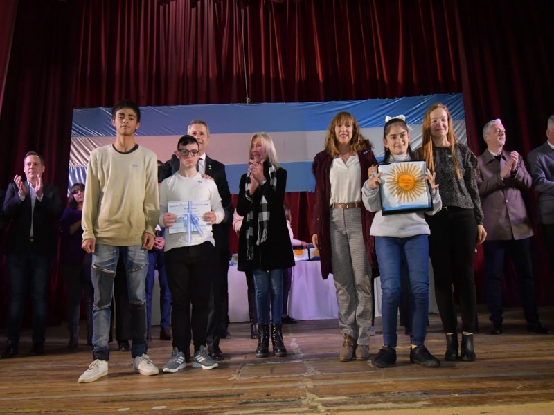 Bernarte entregó la Distinción ‘Manuel Belgrano’ a estudiantes destacados de la ciudad