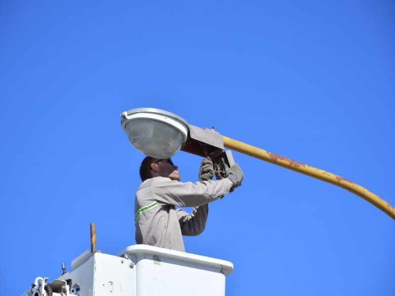 Comenzó la instalación de luces LED en el microcentro sur de la ciudad