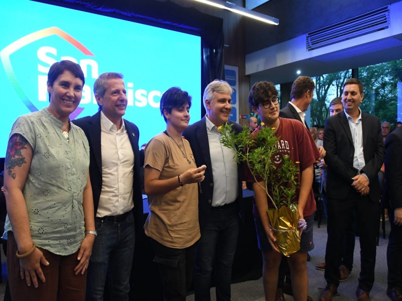 Obras en el Centro Cívico, Central de Monitoreo Urbano, nuevos móviles, créditos y aportes a instituciones dejó la visita de Llaryora a la ciudad