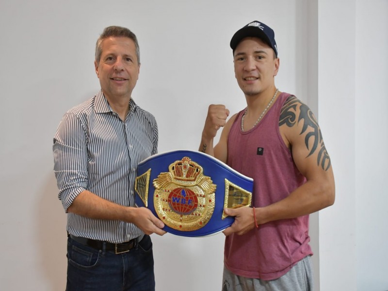 Bernarte recibió al campeón pugilístico José “Chinito” Acevedo