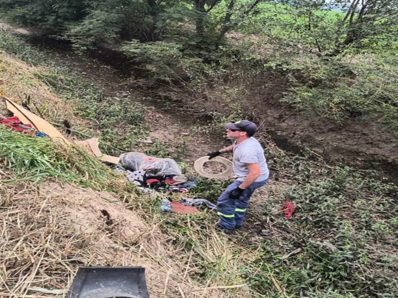 Continúa la limpieza y desobstrucción de canales de desagües pluviales