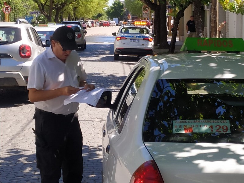 Cuatro motos y dos remises retenidos en controles vehiculares en la ciudad