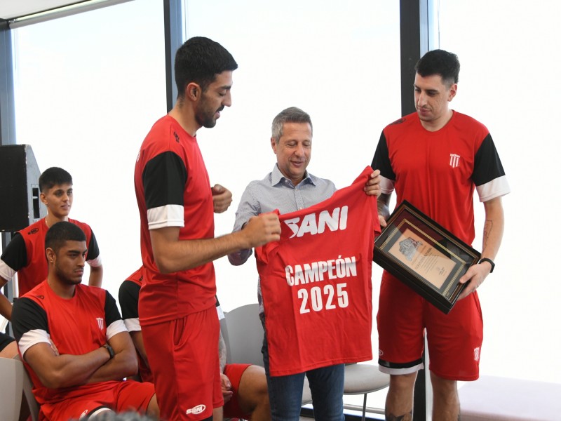 Bernarte entregó reconocimiento al equipo de básquet del Club San Isidro por su triunfo en el Torneo Apertura de la Liga Argentina