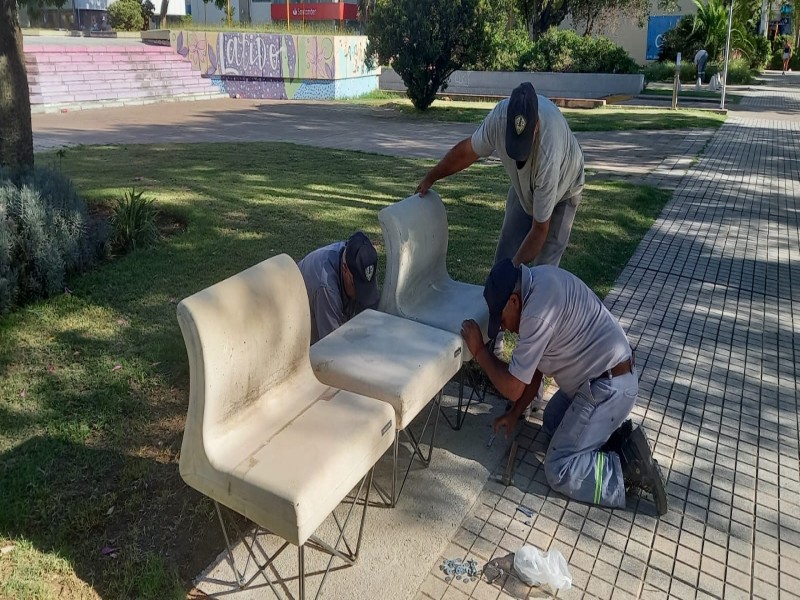 Se reemplazaron bancos deteriorados en un sector del Centro Cívico