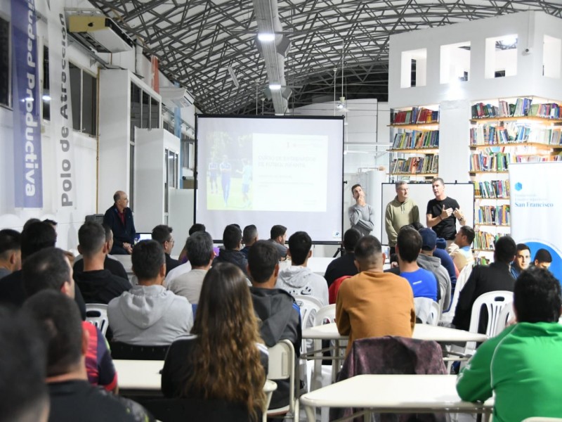 A través de un curso se capacita en recursos pedagógicos a entrenadores de fútbol infantil