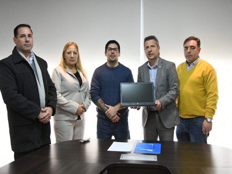 El municipio entregó una notebook a la División de investigaciones de la Policía de Córdoba