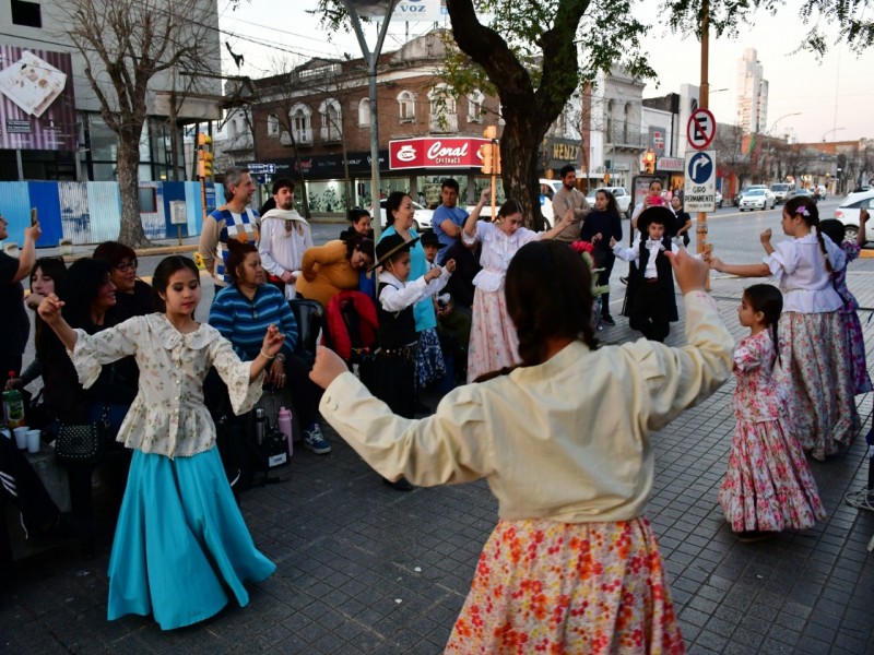 Con un festival en Bomberos Voluntarios culminará la Semana del Folklore