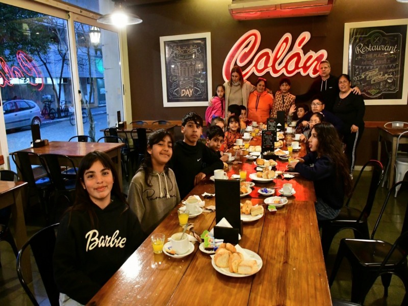 Los Pekeñitos vivieron una tarde especial en Confitería Colón