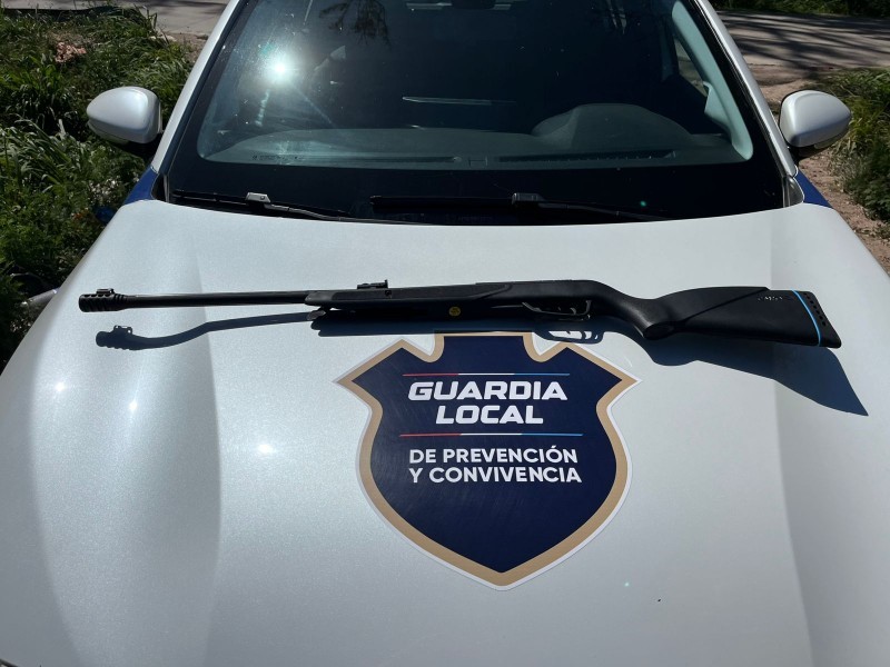 Guardia Local intervino cuando observó a dos jóvenes cazando con un rifle en la vía pública