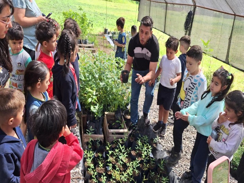Educación ambiental: alumnos del Jardín de Infantes H. Bouchard visitaron el Vivero Municipal y aprendieron sobre el cuidado del ambiente