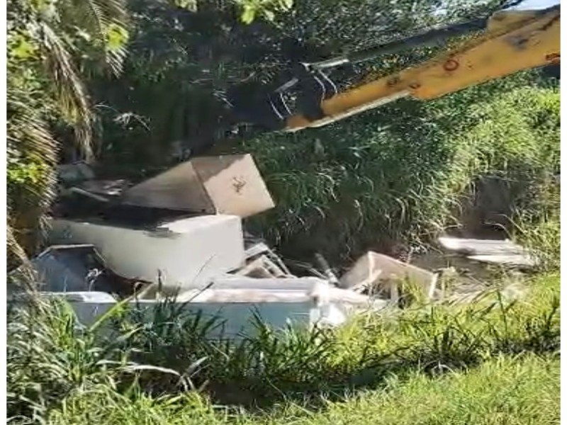 Servicios Públicos desobstruyó un canal donde había un tapón con carcasas de heladeras