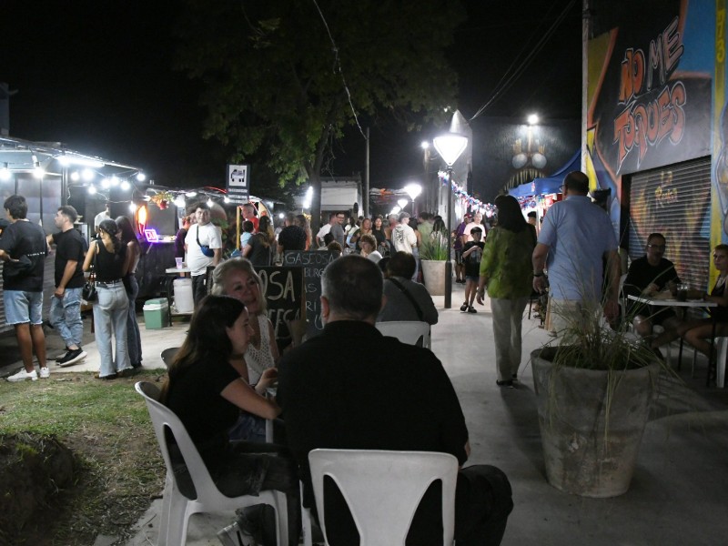Segunda noche del Paseo de Colores en el renovado Pasaje de Cornaglia