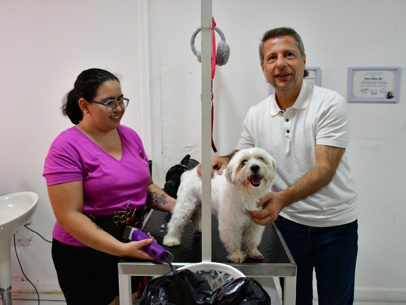 Bernarte visitó un emprendimiento en la ciudad: “Patitas Mojadas”, una peluquería canina con sello local