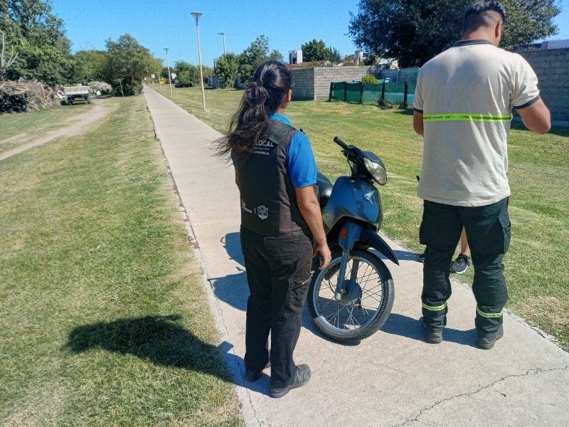 Personal de la Guardia Local detuvo la marcha de motociclista en el Paseo Mitre