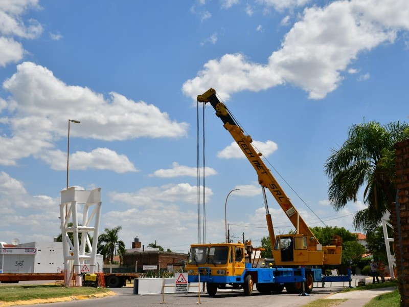 Avanza la colocación de la estructura que sostendrá la bicisenda en altura en la rotonda de acceso oeste