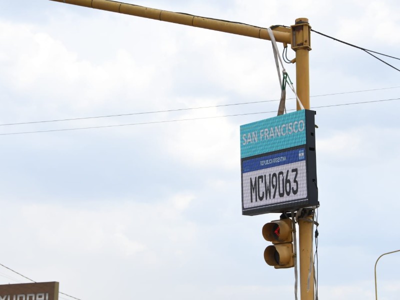 Mejoras en seguridad: municipio instala pantallas led detectoras de patentes en semáforos  