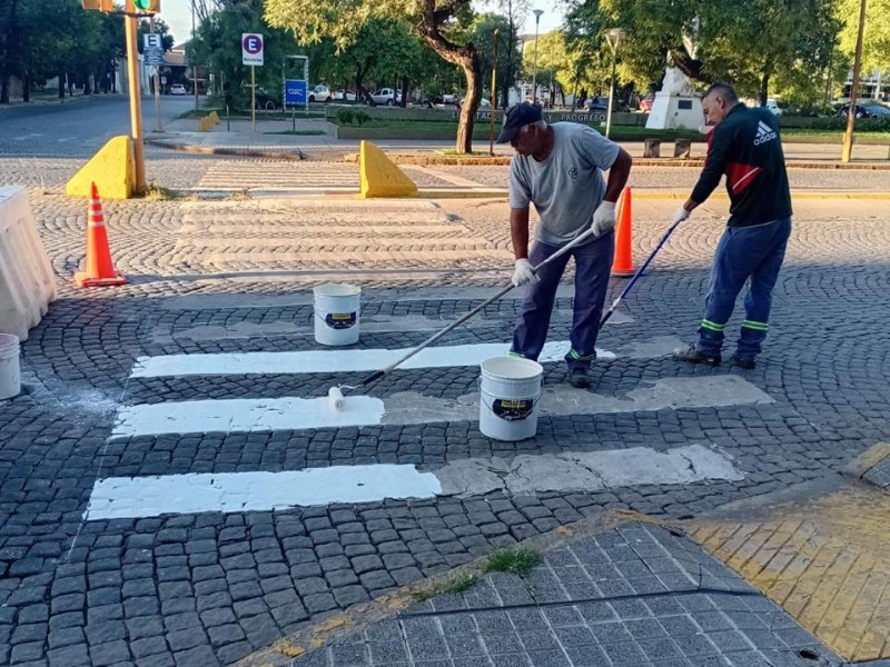 La Municipalidad trabaja en la demarcación de sendas peatonales y reemplazo de carteles nomencladores