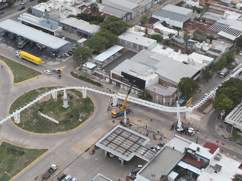 Se completó el armado de la última etapa de la estructura que sostiene el paso peatonal y bicisenda en altura