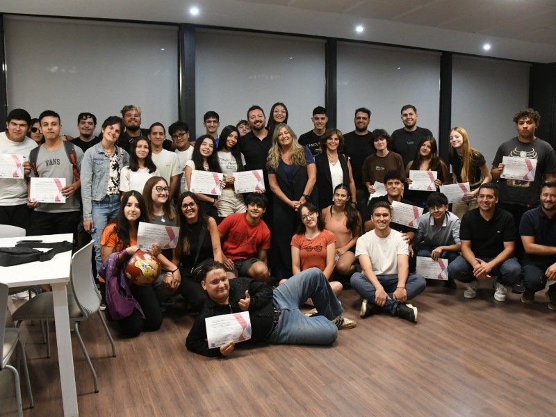 Se entregaron los certificados a los asistentes al taller sobre IA generativa en Tecnoteca