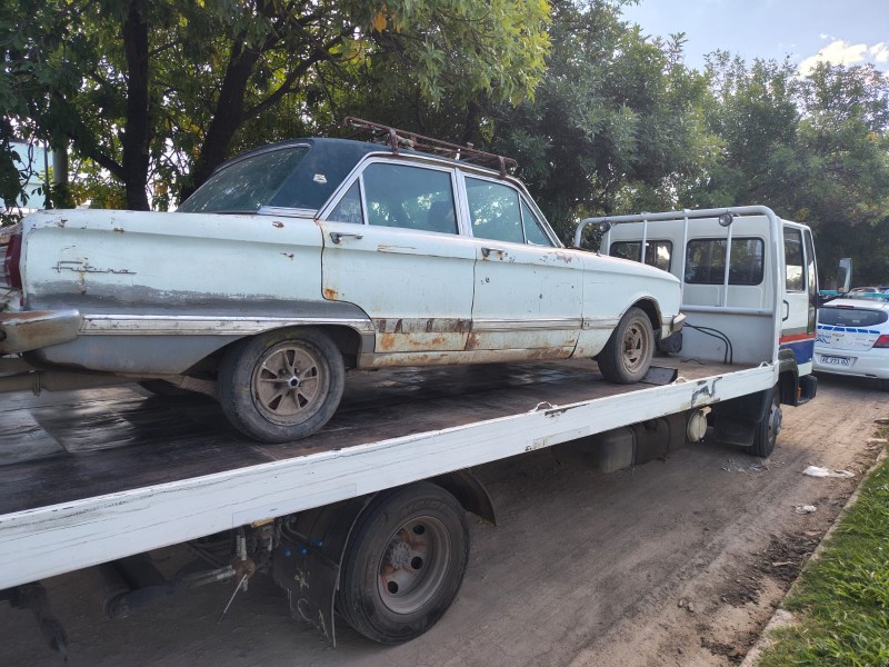 Vehículos abandonados fueron retirados de la vía pública