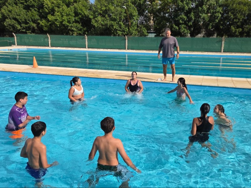 “Olas de Aprendizaje”: el proyecto que acerca a los jóvenes a la natación