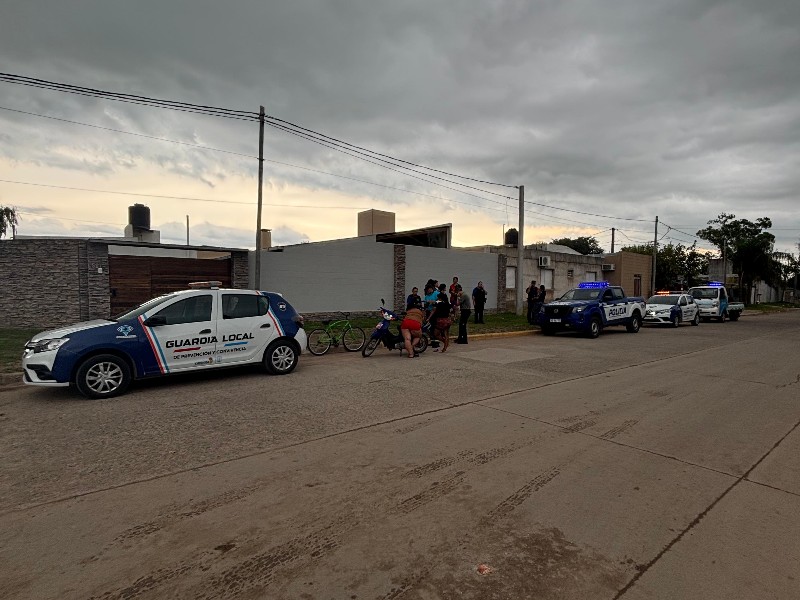 Menores de edad circulaban en moto sin casco: su madre fue al encuentro con una bicicleta presuntamente robada