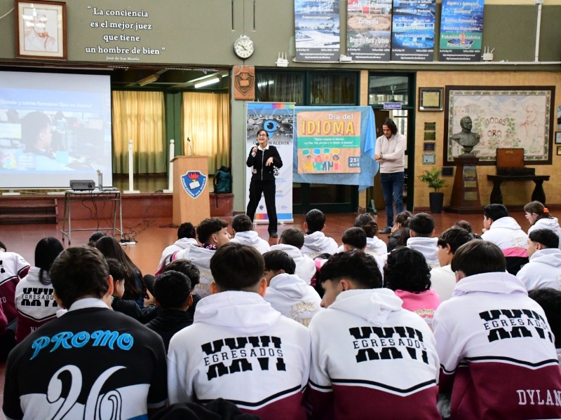 Estudiantes de sexto año se capacitan en el programa “Ojos en alerta”