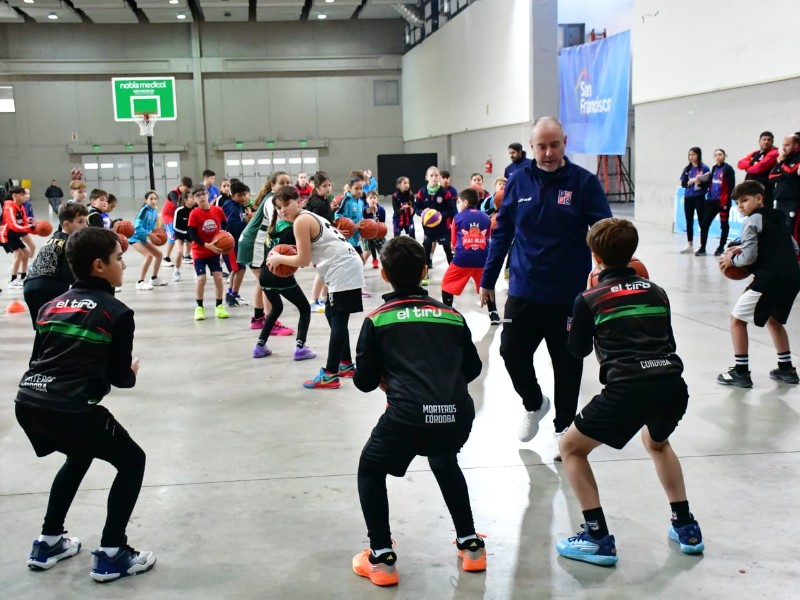 El Superdomo fue sede de una clínica de basquet para categorías formativas
